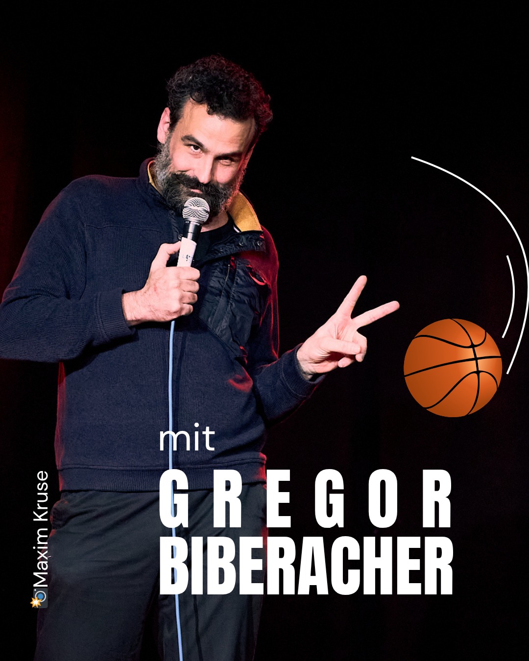 Person mit Bart hält Mikrofon, macht Victory-Zeichen, neben einem Basketball. Text: „mit GREGOR BIBERACHER“. Foto: Maxim Kruse. (KI-Alternativtext)