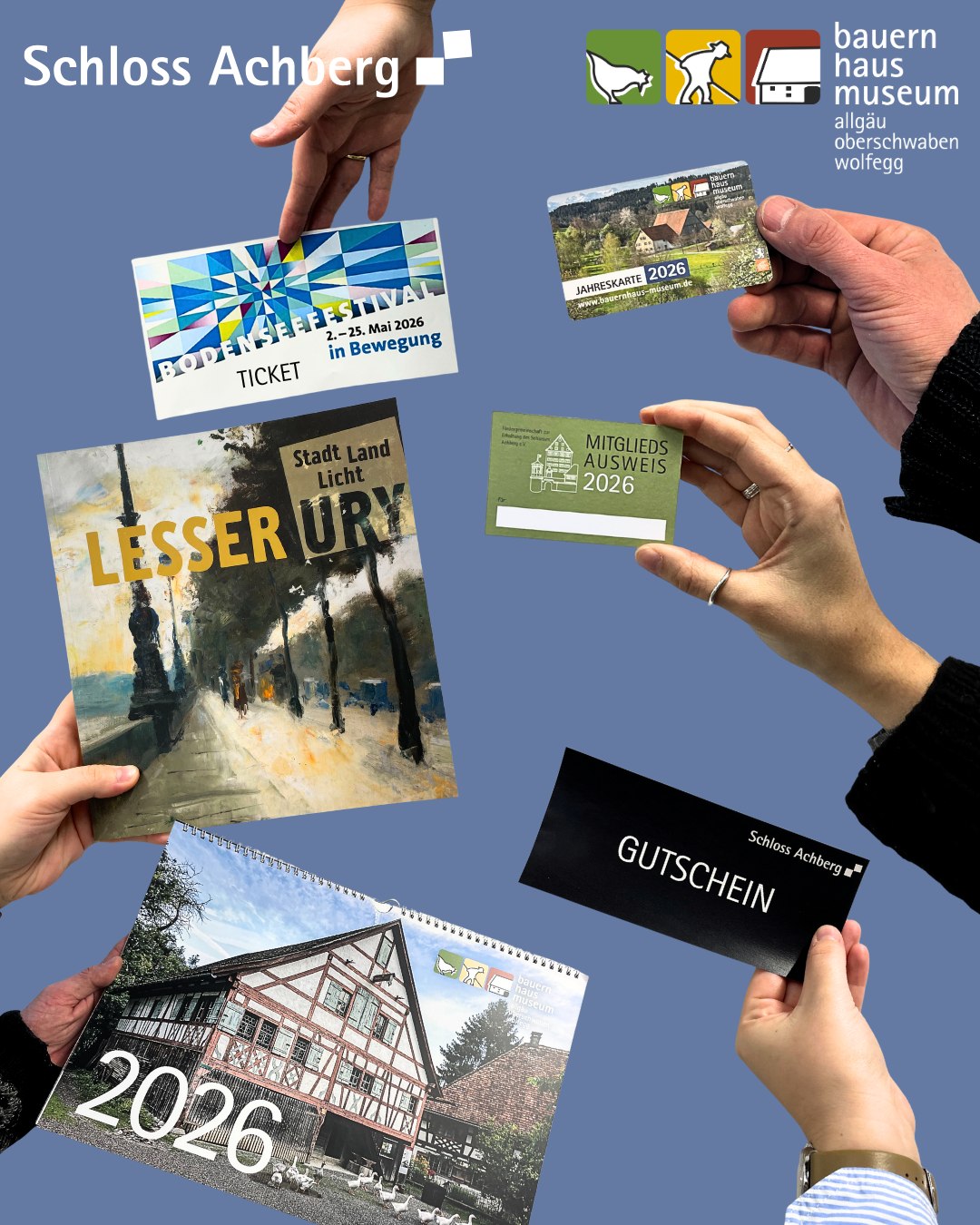 Dieser Alternativtext wurde KI-generiert: Mehrere Tickets und Gutscheine liegen auf einer steinernen Oberfläche. Die Dokumente zeigen Motive und Texte, die auf Veranstaltungen und ein Schloss hinweisen.