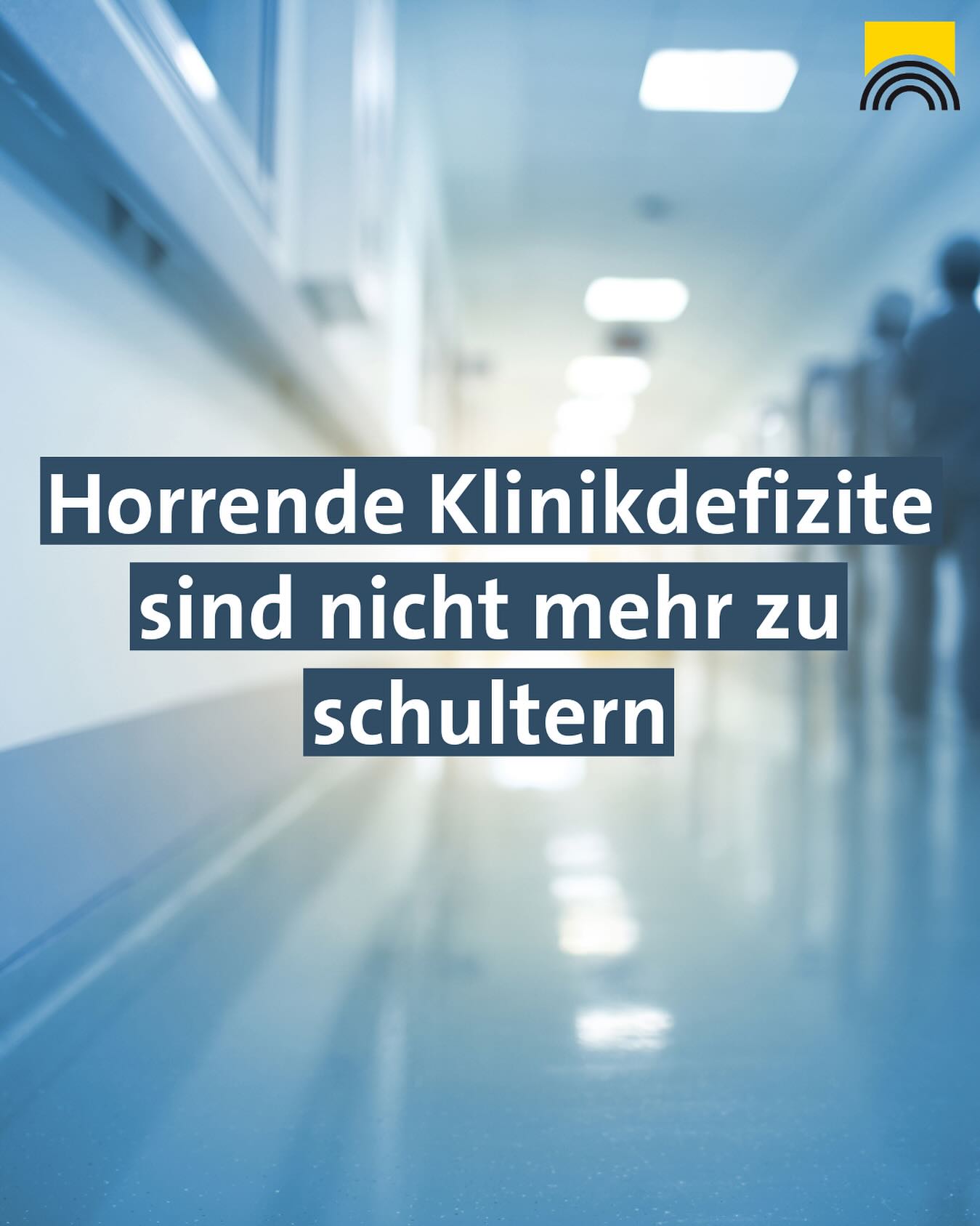Dieser Alternativtext wurde KI-generiert: Ein verschwommener Fluransicht mit Text im Vordergrund. Der Text behandelt finanzielle Defizite im Gesundheitswesen.
