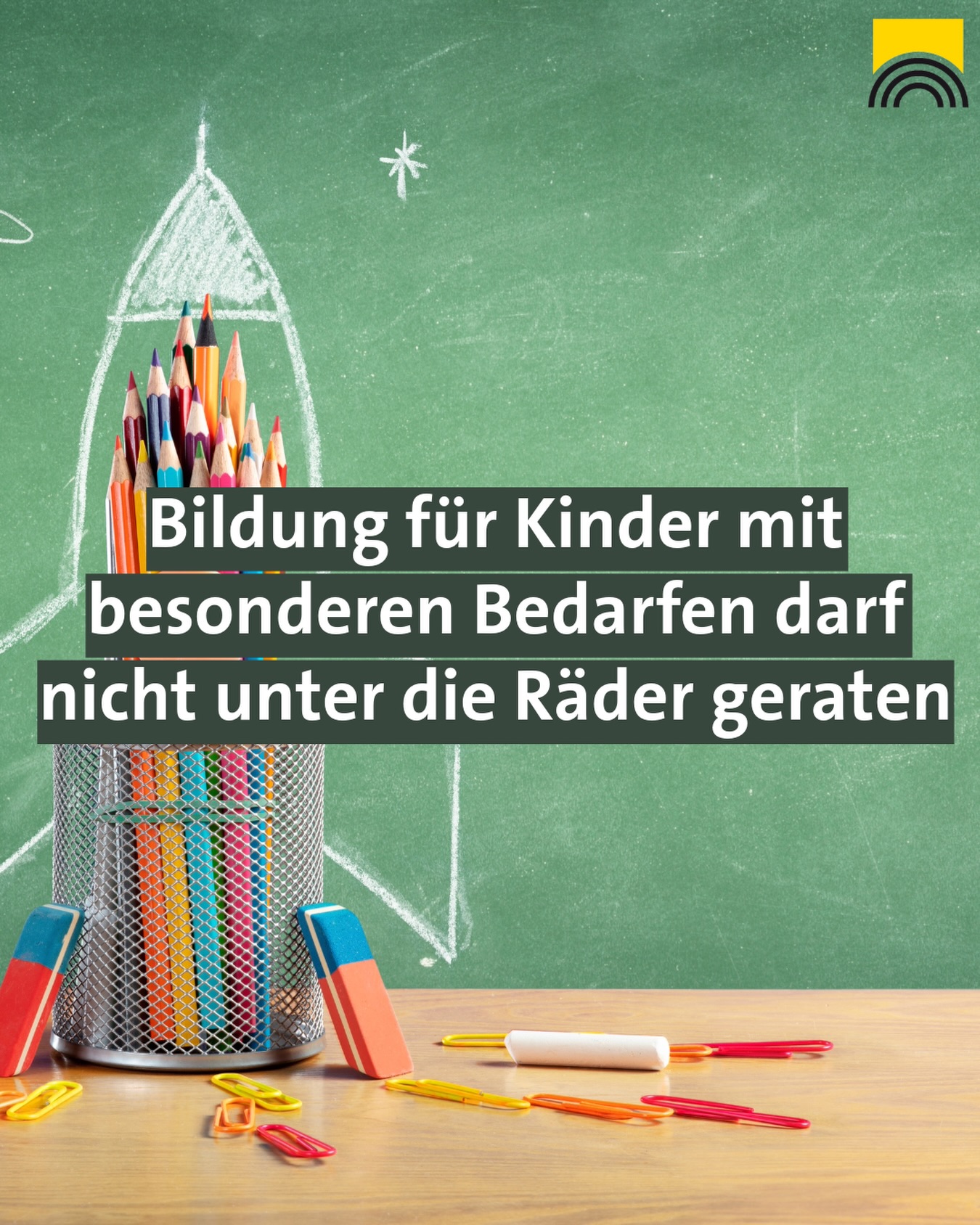 Dieser Alternativtext wurde KI-generiert: Ein grüner Hintergrund mit einer Zeichnung einer Rakete und Schreibtischutensilien wie Stiften und Radiergummis. Ein Textbanner ist ebenfalls zu sehen.
