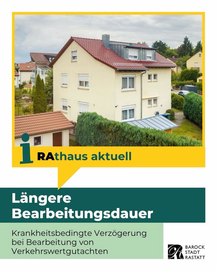 Dieser Alternativtext wurde KI-generiert: Ein zweistöckiges Gebäude mit einem roten Ziegeldach ist im Bild zu sehen. Im Vordergrund befindet sich ein Werbeschild mit Text und Logos.