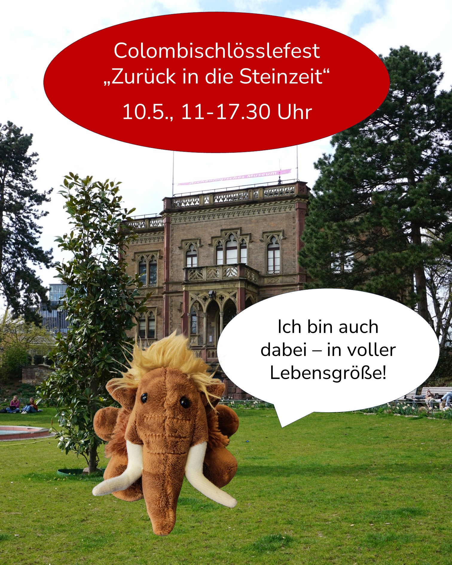 Dieser Alternativtext wurde KI-generiert: Ein farbiges Plakat kündigt eine Veranstaltung an, die vor einer Burg mit Bäumen im Hintergrund gezeigt wird. Im Vordergrund ist ein Stofftier von einem Mammut abgebildet, das eine Sprechblase hält.