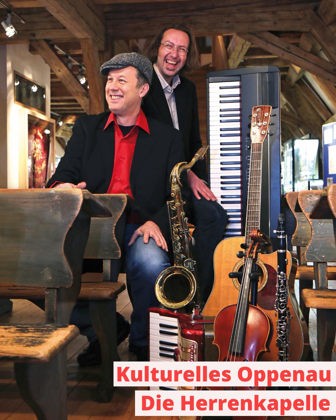 Dieser Alternativtext wurde KI-generiert: Das farbige Bild zeigt zwei lächelnde Personen mit Musikinstrumenten in einem Raum mit Holzvertäfelung und mehreren weiteren Instrumenten. Im Vordergrund befindet sich ein Logo mit rotem Text auf weißem Hintergrund.