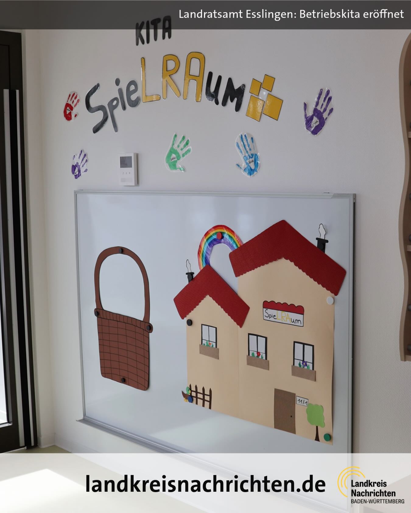 Dieser Alternativtext wurde KI-generiert: Ein farbenfrohes Bild zeigt einen Innenraum mit einer kindgerechten Dekoration. Eine Wandgestaltung mit einem Haus und Handabdrücken ist zu sehen.