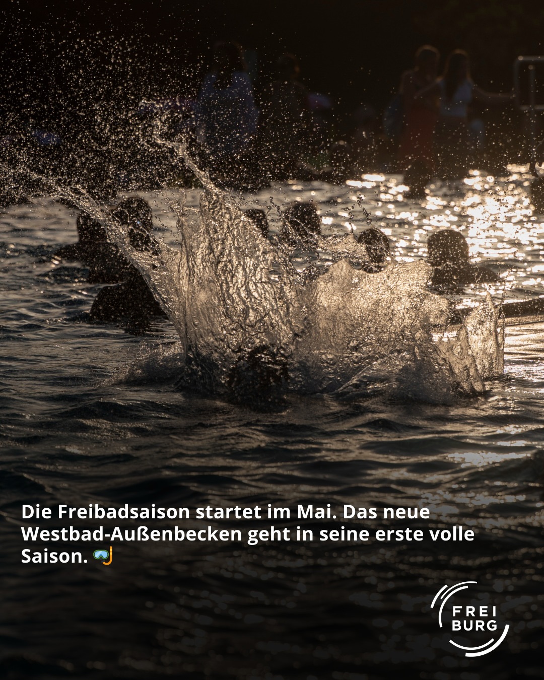 Dieser Alternativtext wurde KI-generiert: Ein Bild zeigt Wasser mit Lichtreflexen. Im unteren Bereich befindet sich ein Logo und Text auf dunklem Hintergrund.
