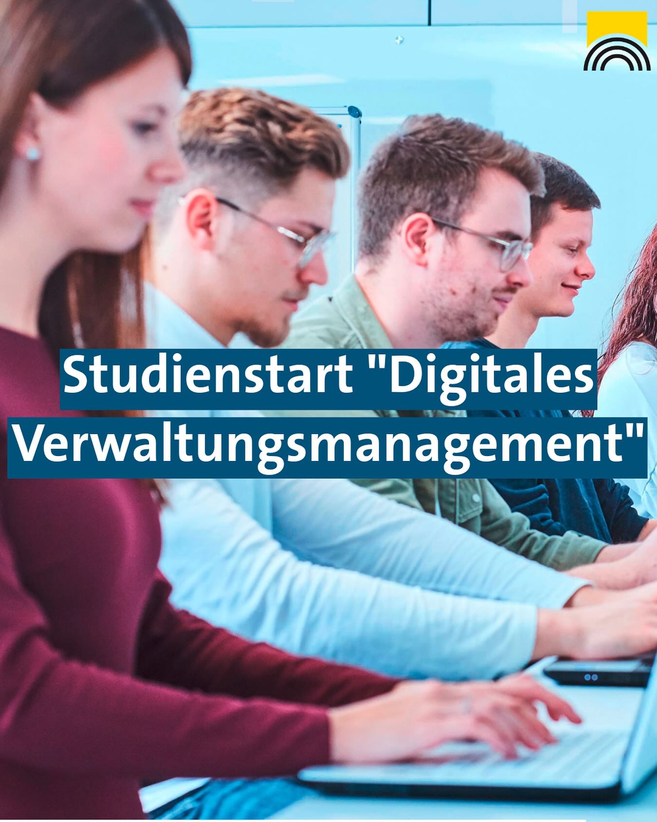 Dieser Alternativtext wurde KI-generiert: Mehrere Personen schauen konzentriert auf ein elektronisches Gerät. Ein Banner mit Text ist im Vordergrund zu sehen.
