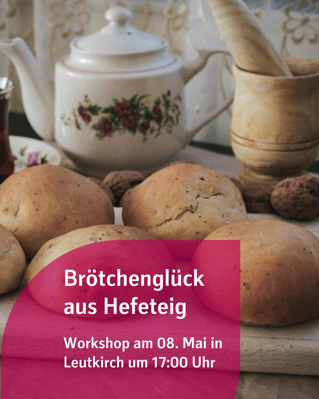 Zu sehen sind kleine Brötchen. Bildtext: Brötchenglück aus Hefeteig
Workshop am 8. Mai in Leutkirch um 17:00 Uhr