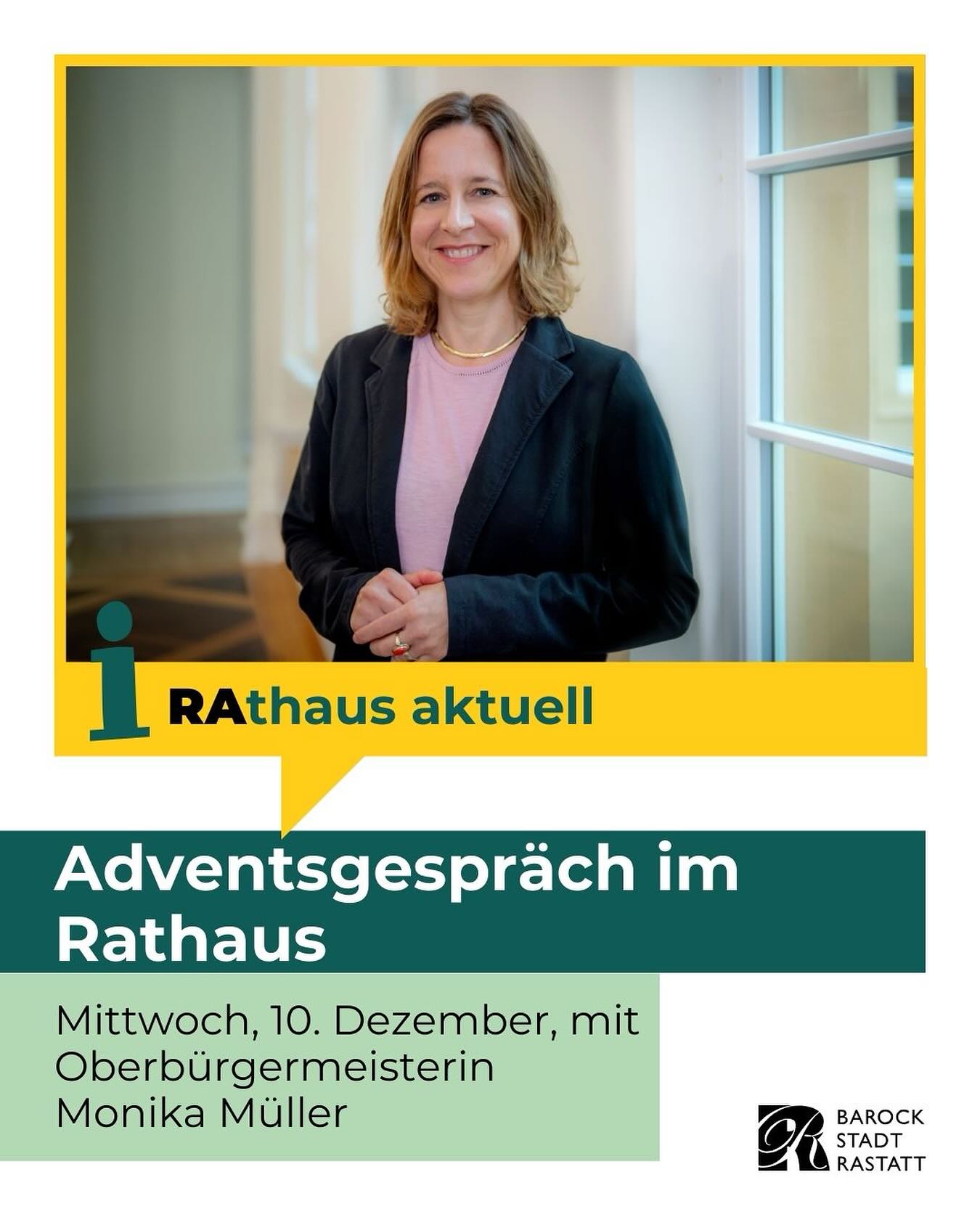 Dieser Alternativtext wurde KI-generiert: Ein Schwarz-Weiß-Foto zeigt eine Person, die lächelt. Darunter befindet sich Text mit Informationen zu einem Advent-Gespräch im Rathaus.