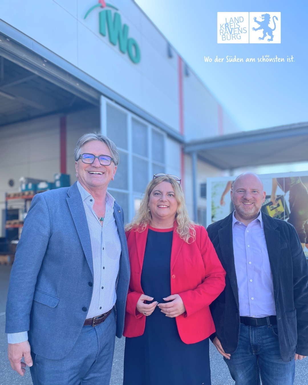 Minister Manne Lucha, Dezernentin Tina Schädler und Andreas Hollacher, Stabsstelle Sozialplanung un Bildungsmanagement vor dem Gebäude der iWo-Werkstätten.