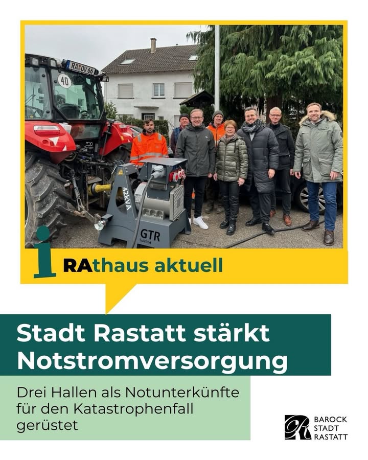 Dieser Alternativtext wurde KI-generiert: Ein rotes landwirtschaftliches Fahrzeug steht vor einer Gruppe von Personen. Im Hintergrund befindet sich ein Gebäude, und im unteren Bereich des Bildes ist ein Textfeld zu sehen.