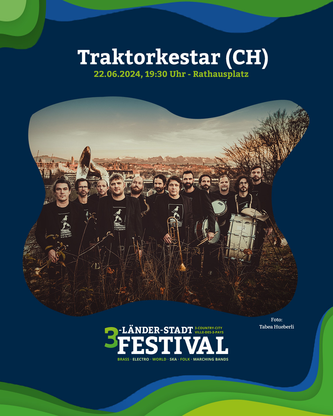 Konzertplakat: Eine Band spielt auf einem Platz vor einer Stadtkulisse.  Das Konzert findet am 22.06.2024 statt.