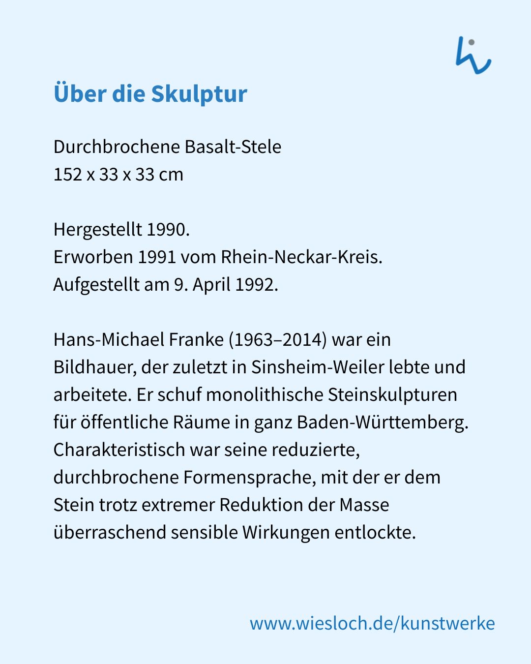Texttafel mit der Überschrift "Über die Skulptur". Sie beschreibt eine durchbrochene Basalt-Stele (152 x 33 x 33 cm) eines Bildhauers, die 1990 hergestellt und 1992 aufgestellt wurde. Der Text erläutert die reduzierte Formensprache des Künstlers und nennt unten die Webadresse www.wiesloch.de/kunstwerke. (KI-Alternativtext)