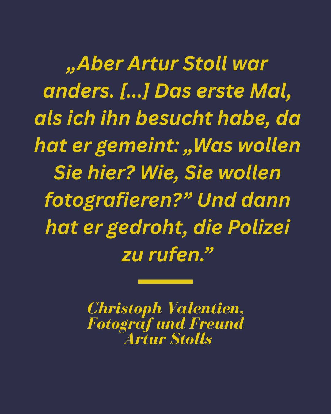 Dieser Alternativtext wurde KI-generiert: Zitat auf dunkelblauem Hintergrund. Der Textabschnitt ist in weißer Schrift gehalten und wird dem Autor Christoph Valentien und dem Fotografen Artur Stolls zugeschrieben.