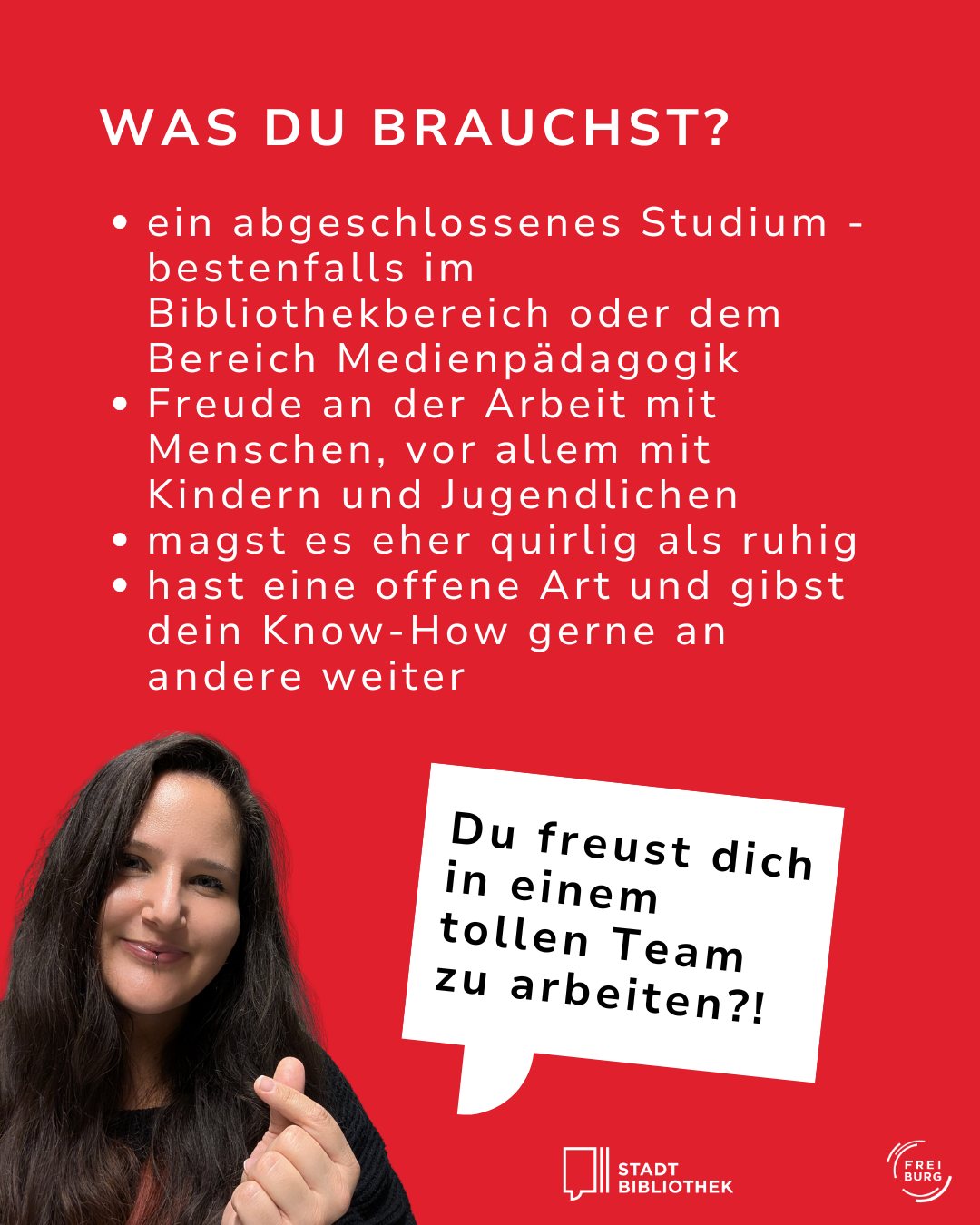 Dieser Alternativtext wurde KI-generiert: Ein farbiges Bild mit Text und einer Person. Im Vordergrund steht eine Person und hält ein Schild mit einer Frage bezüglich der Arbeit im Team.