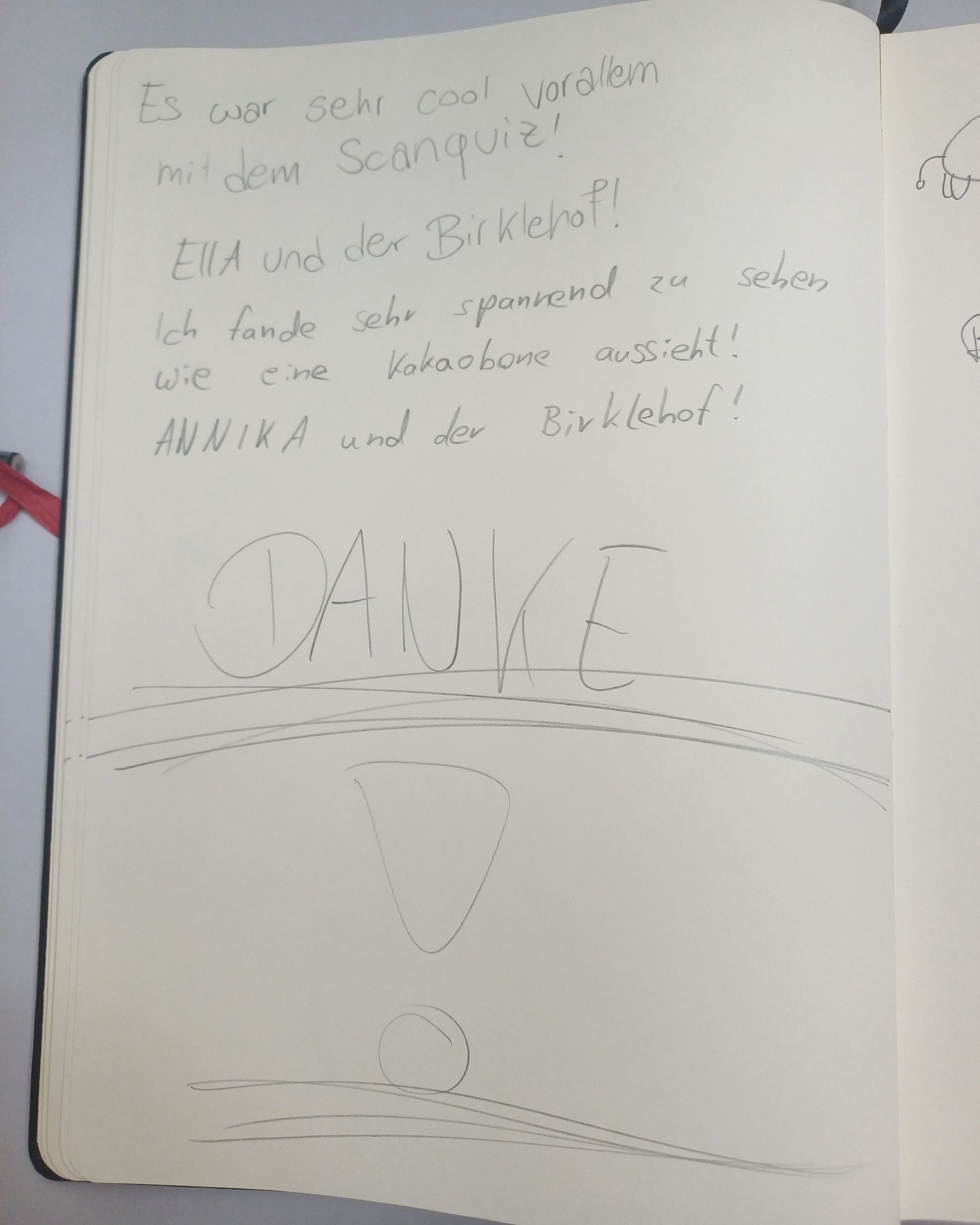 Eine Notizbuchseite mit handschriftlichem Text: „Es war sehr cool vorallem mit dem Scanquiz! ELLA und der Birklehof! Ich fande sehr spannend zu sehen wie eine Kakaobone aussieht! ANNIKA und der Birklehof!“. Darunter steht groß und unterstrichen „DANKE“. Am unteren Rand befindet sich eine Skizze einer Kakaobohne. (KI-Alternativtext)
