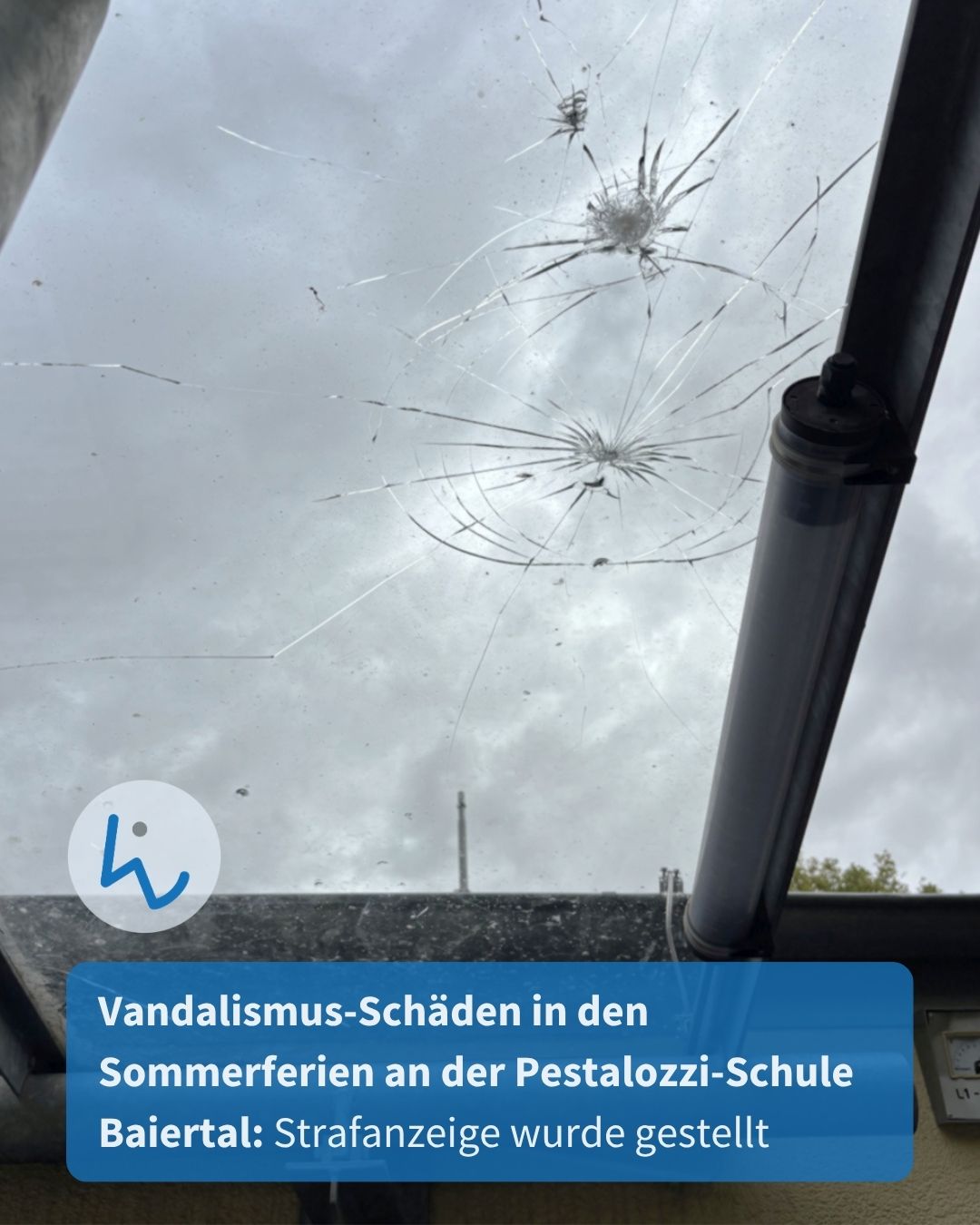 Zwei Einschlagstellen mit Rissen auf einer Fensterscheibe. Ein blauer Textbalken unten lautet: "Vandalismus-Schäden in den Sommerferien an der Pestalozzi-Schule Baiertal: Strafanzeige wurde gestellt". (KI-Alternativtext)