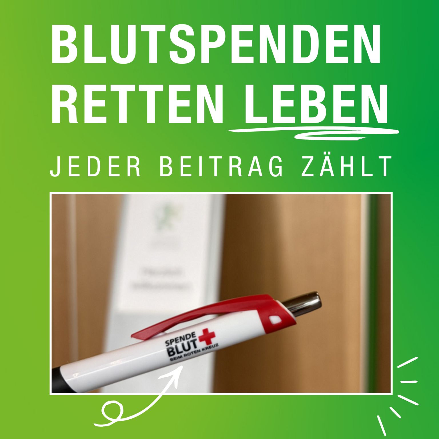 Grüner Hintergrund mit weißem Text: „BLUTSPENDEN RETTEN LEBEN, JEDER BEITRAG ZÄHLT“. Darunter ein weißer Kugelschreiber mit rotem Clip und rotem Kreuz, darauf steht „SPENDE BLUT BEIM ROTEN KREUZ“. (KI-Alternativtext)