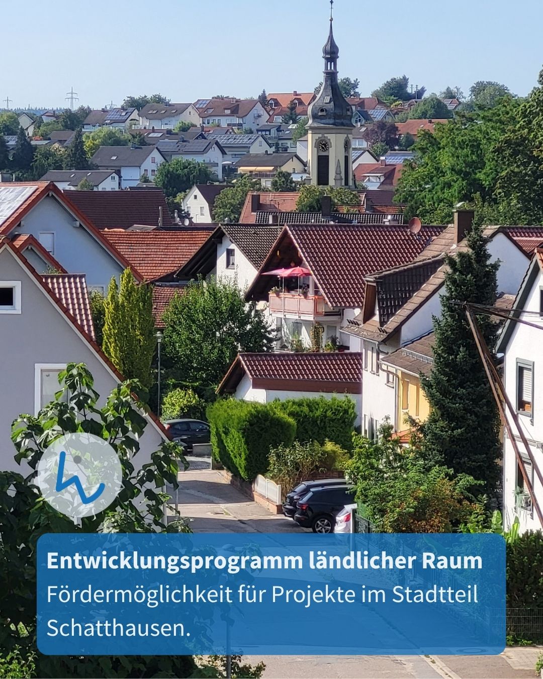 Blick auf ein Wohngebiet mit roten Ziegeldächern, Bäumen und einem Kirchturm im Hintergrund. Ein blauer Textblock unten rechts informiert über ein Entwicklungsprogramm für Projekte im Stadtteil Schatthausen. (KI-Alternativtext)