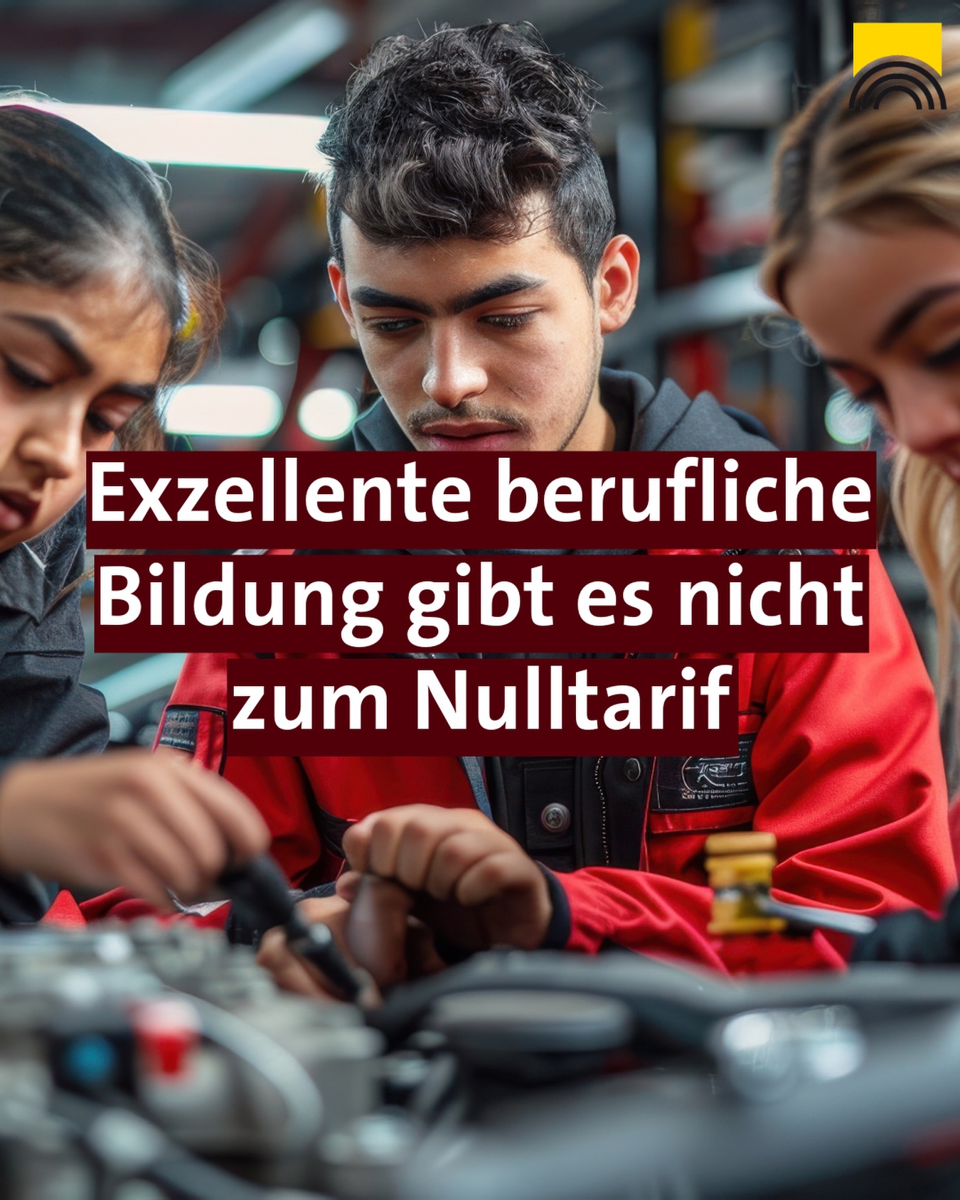 Dieser Alternativtext wurde KI-generiert: Eine Person arbeitet konzentriert mit einem Gerät. Im Vordergrund steht ein rotes Schild mit weißem Text.