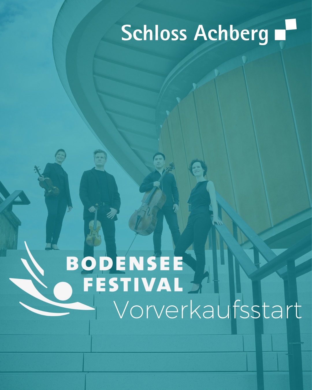 Dieser Alternativtext wurde KI-generiert: Ein hellblauer Bildausschnitt zeigt Musiker mit Streichinstrumenten vor einer modernen Architektur. Im Vordergrund befindet sich das Logo eines Festivals.