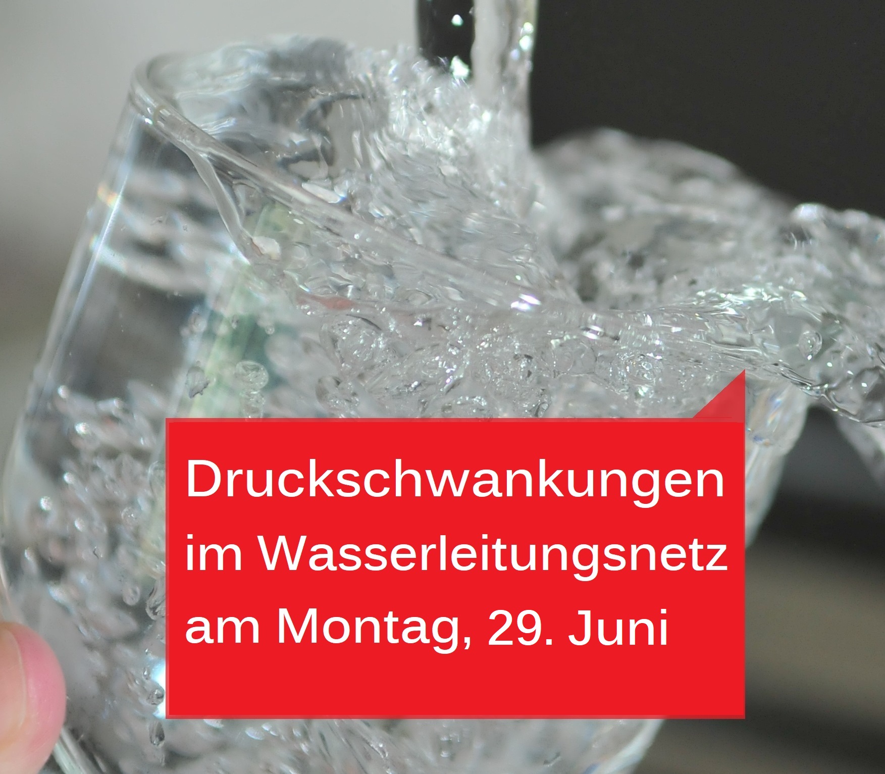 Wasser wird in ein Glas gegossen und spritzt über den Rand. Ein roter Textkasten informiert: "Druckschwankungen im Wasserleitungsnetz am Montag, 29. Juni". (KI-Alternativtext)