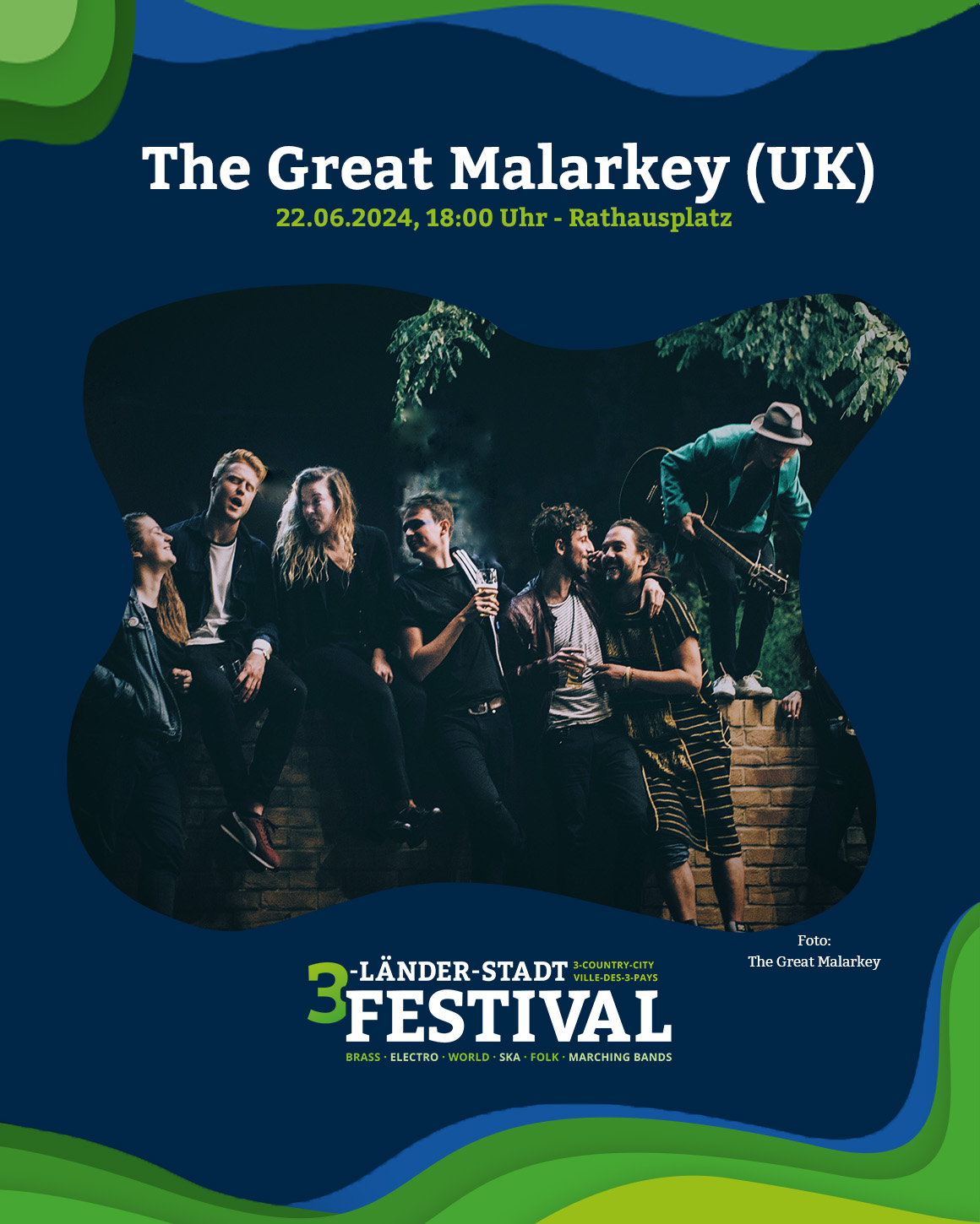 Festival Ankündigung: Konzert am 22. Juni 2024 um 18 Uhr auf dem Rathausplatz. Bild zeigt eine Gruppe von Menschen vor einer Mauer.