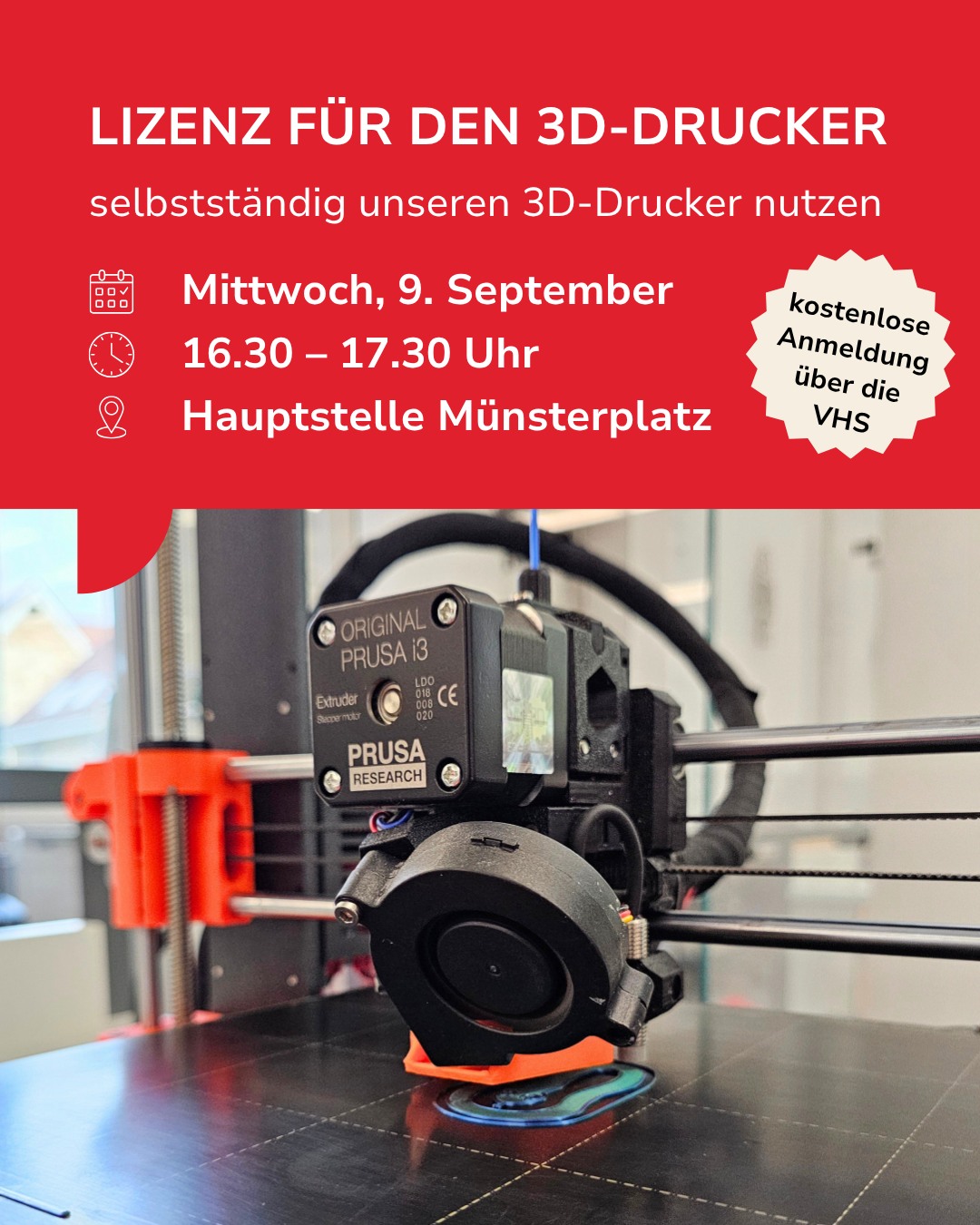 Flyer für die Lizenz zum selbstständigen Nutzen eines 3D-Druckers. Der Termin ist am Mittwoch, 9. September, von 16.30 bis 17.30 Uhr an der Hauptstelle Münsterplatz. Die kostenlose Anmeldung erfolgt über die VHS. Im unteren Bereich ist ein 3D-Drucker vom Typ Prusa i3 abgebildet, der ein Objekt druckt. (KI-Alternativtext)