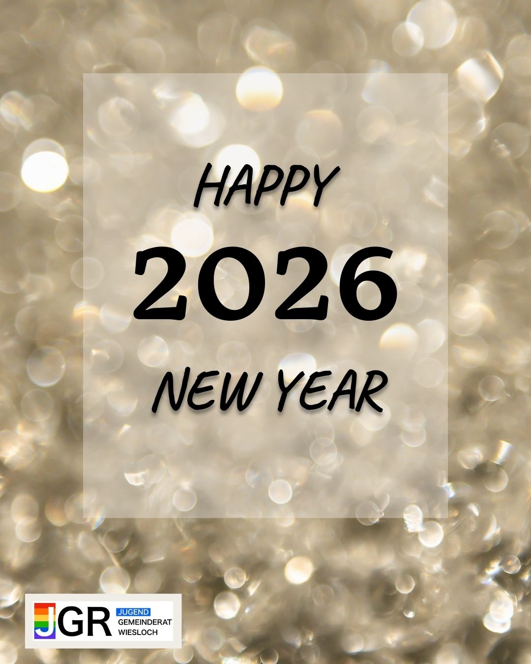 Dieser Alternativtext wurde KI-generiert: Ein festliches Bild mit der Aufschrift "HAPPY 2026 NEW YEAR" vor einem verschwommenen, glitzernden Hintergrund. Unten ist ein Logo zu sehen.