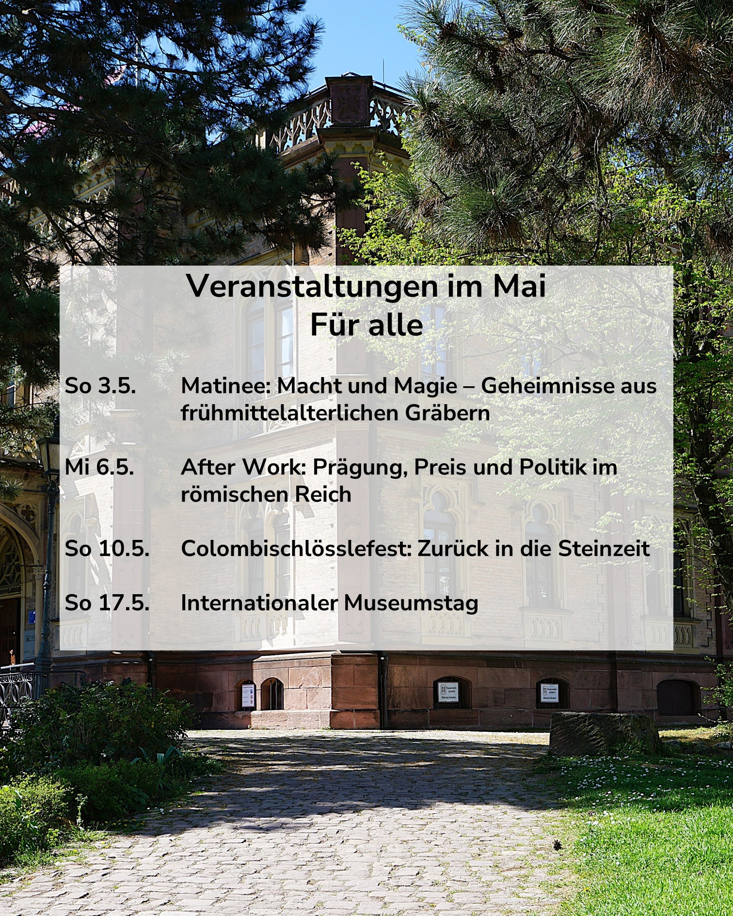 Dieser Alternativtext wurde KI-generiert: Ein Foto zeigt einen Veranstaltungshinweis vor einem Gebäude mit roten Backsteinen und viel Grün. Der Hinweis bewirbt verschiedene Veranstaltungen im Mai.