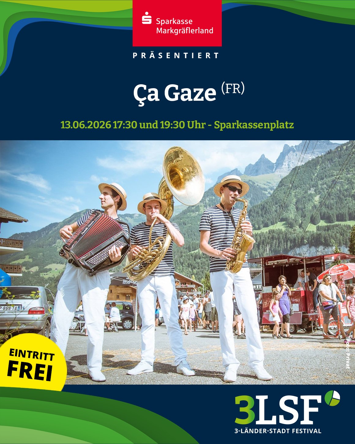 Drei Musiker in gestreiften Hemden und weißen Hosen spielen Akkordeon, Tuba und Saxophon vor Bergen; Veranstaltung „Ça Gaze“ am 13.06.2026, Eintritt frei, präsentiert von Sparkasse Markgräflerland im Rahmen des 3LSF. (KI-Alternativtext)