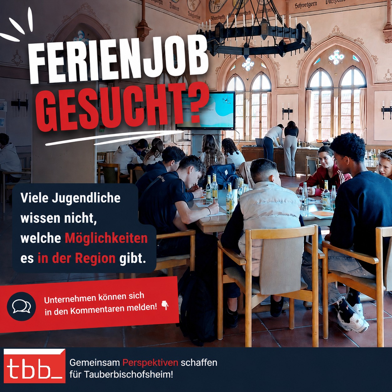 Ferienjob gesucht? – Text über einer Gruppe Jugendlicher, die an Tischen in einem hellen Saal mit Bogenfenstern sitzen und arbeiten. Einige trinken aus Flaschen, im Hintergrund ist ein Bildschirm zu sehen. Unten steht: „Viele Jugendliche wissen nicht, welche Möglichkeiten es in der Region gibt. Unternehmen können sich in den Kommentaren melden!“ sowie das Logo „tbb_“ mit dem Slogan „Gemeinsam Perspektiven schaffen für Tauberbischofsheim!“. (KI-Alternativtext)