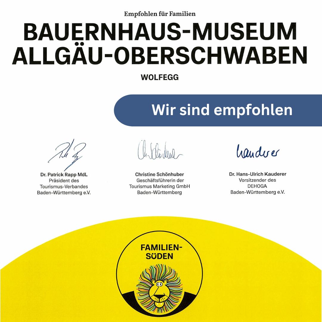 Dieser Alternativtext wurde KI-generiert: Ein Werbeflyer in Gelb und Blau mit Text und Unterschriften. Der Flyer bewirbt ein Bauernhaus-Museum und enthält Empfehlungen verschiedener Organisationen.