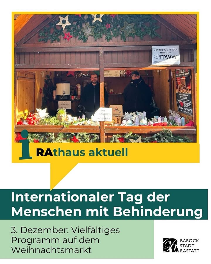 Dieser Alternativtext wurde KI-generiert: Ein kleiner Stand mit verschiedenen Artikeln steht vor einem Gebäude. Im Hintergrund ist ein Weihnachtsmarkt mit Lichtern und Dekorationen zu sehen.