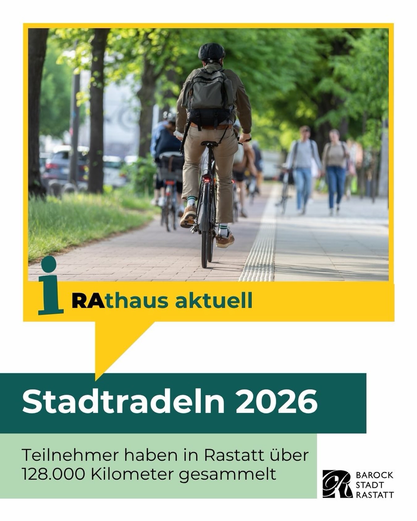 Eine Person fährt mit dem Fahrrad auf einem Weg weg von der Kamera, im Hintergrund sind weitere Radfahrer und Fußgänger zu sehen. Der Text „Rathaus aktuell“ und „Stadtradeln 2026“ ist eingeblendet. Darunter steht: „Teilnehmer haben in Rastatt über 128.000 Kilometer gesammelt“ sowie das Logo der Barockstadt Rastatt. (KI-Alternativtext)