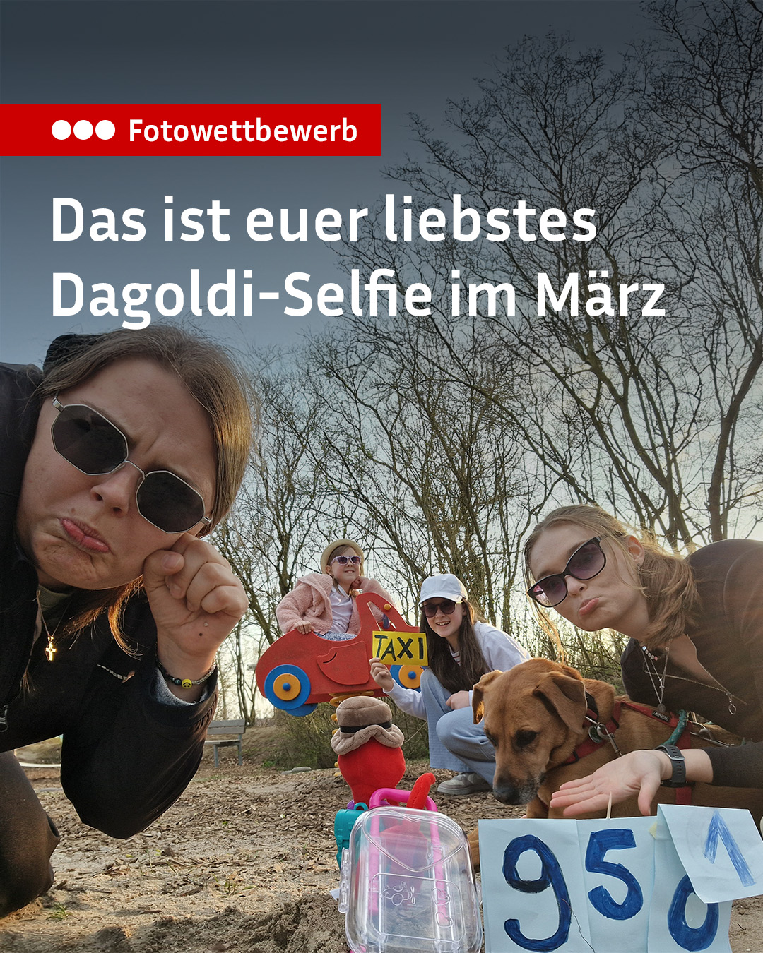 Dieser Alternativtext wurde KI-generiert: Eine farbige Aufnahme zeigt mehrere Personen, ein Tier und einen Spielzeugteddybären im Freien. Im Vordergrund befindet sich ein Text, der zu einem Fotowettbewerb aufgerufen hat.