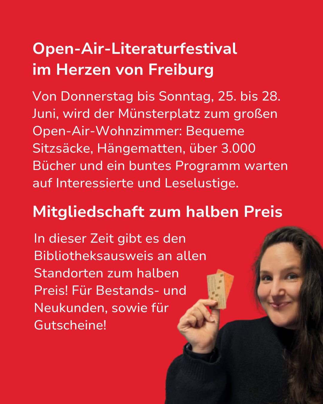Open-Air-Literaturfestival im Herzen von Freiburg vom 25. bis 28. Juni mit Sitzsäcken, Hängematten, über 3.000 Büchern und buntem Programm. Mitgliedschaft zum halben Preis mit Bibliotheksausweis an allen Standorten, auch für Neukunden und Gutscheine. Eine Person hält lächelnd zwei Karten in die Kamera. (KI-Alternativtext)