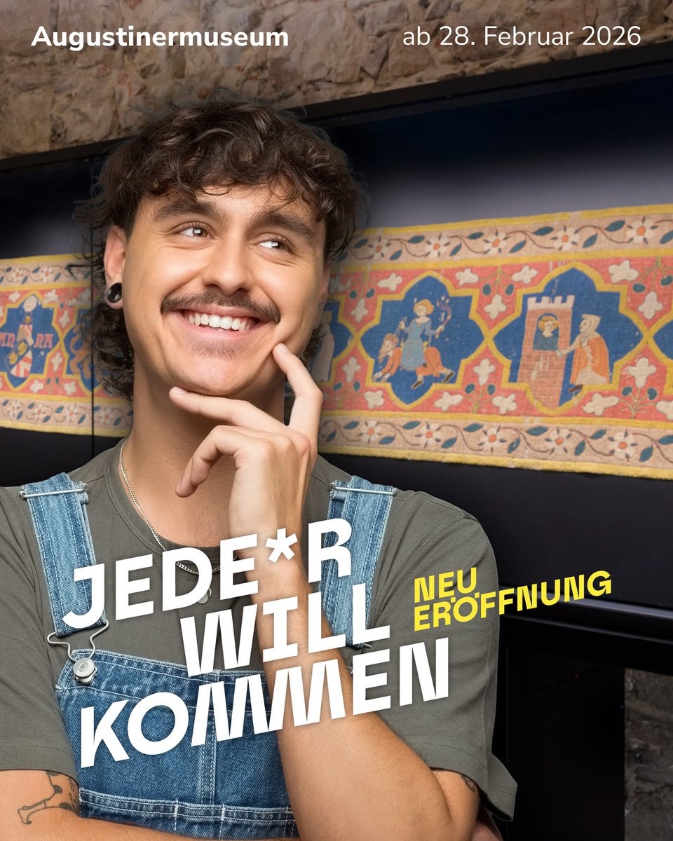 Dieser Alternativtext wurde KI-generiert: Ein Plakat mit einer Person im Vordergrund und einem Gemälde im Hintergrund. Der Text auf dem Plakat kündigt eine Neueröffnung an.