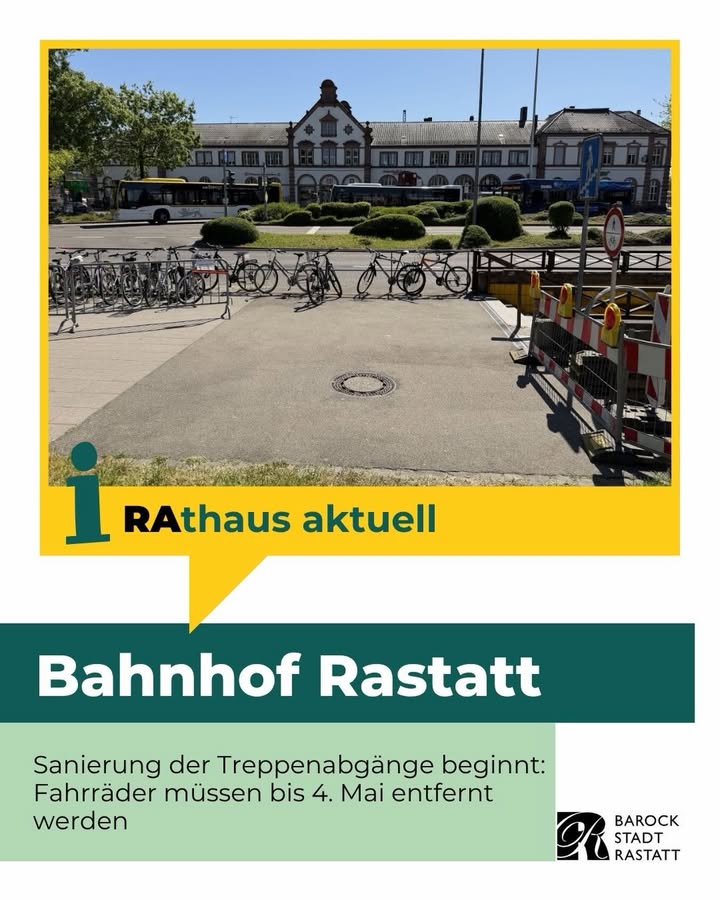 Dieser Alternativtext wurde KI-generiert: Ein schwarz-weißes Plakat kündigt Bauarbeiten an. Im Hintergrund ist ein Gebäude mit einem Bahnhof zu sehen, davor Fahrräder und eine Baustelle.