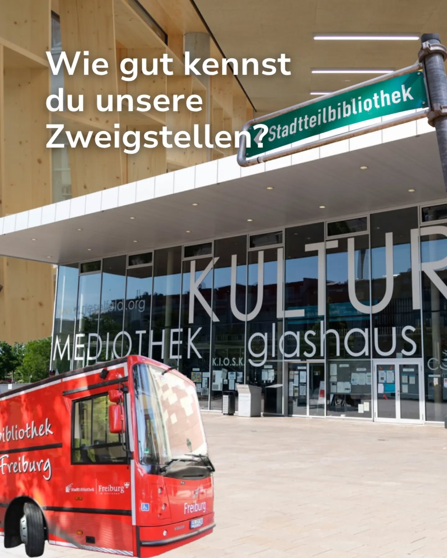 Ein roter Bibliotheksbus der Stadt Freiburg steht vor dem modernen Gebäude „KULTUR glashaus“ mit der Aufschrift „MEDIOTHEK“. Ein grünes Straßenschild weist auf die „Stadtteilbibliothek“. Der weiße Überblendtext fragt: „Wie gut kennst du unsere Zweigstellen?“ (KI-Alternativtext)