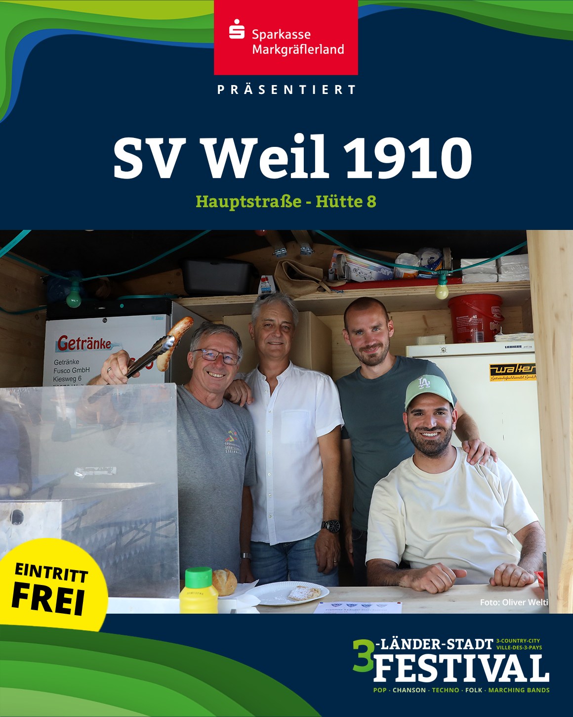 Eine Gruppe von vier Personen posiert vor einem Stand mit dem Aufdruck "Eintritt frei" und dem Logo einer Bank.