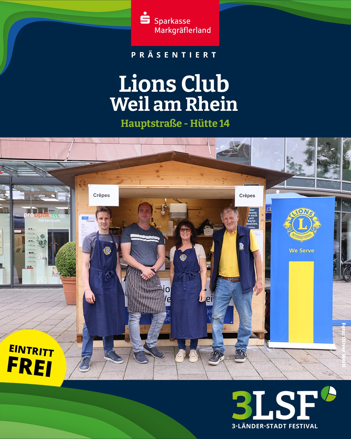 Vier Personen in Schürzen stehen vor einem Holzstand mit Schildern „Crêpes“, daneben ein blauer Lions-Club-Stand. Oben steht „Sparkasse Markgräflerland präsentiert Lions Club Weil am Rhein, Hauptstraße - Hütte 14“, unten „Eintritt frei“ und „3LSF 3-Länder-Stadt Festival“. (KI-Alternativtext)
