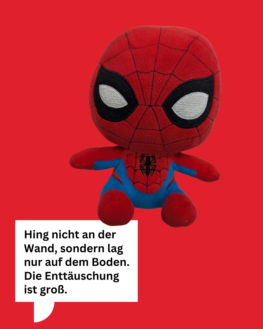 Dieser Alternativtext wurde KI-generiert: Ein rotfarbenes Stofftier liegt auf einem roten Untergrund. Ein Textfeld mit weißem Schriftzug befindet sich ebenfalls im Bild.