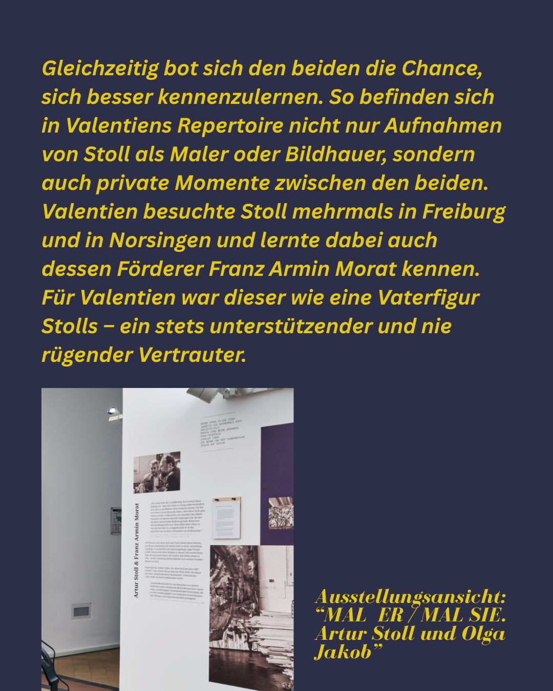 Dieser Alternativtext wurde KI-generiert: Schwarz-weißes Foto einer Ausstellung mit Kunstwerken an den Wänden. Mehrere Personen betrachten die Werke in einem Raum mit einem Teppichboden.
