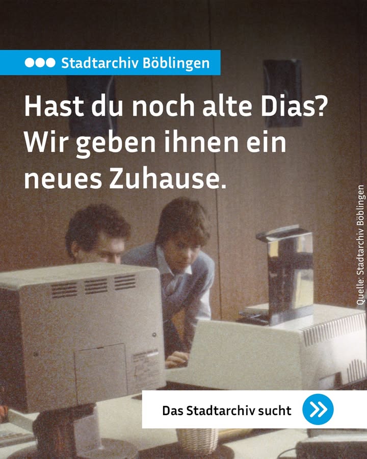 Zwei Personen in einem Büro, daneben ein Computermonitor. Text: „Hast du noch alte Dias? Wir geben ihnen ein neues Zuhause.“ Stadtarchiv Böblingen Werbung.
