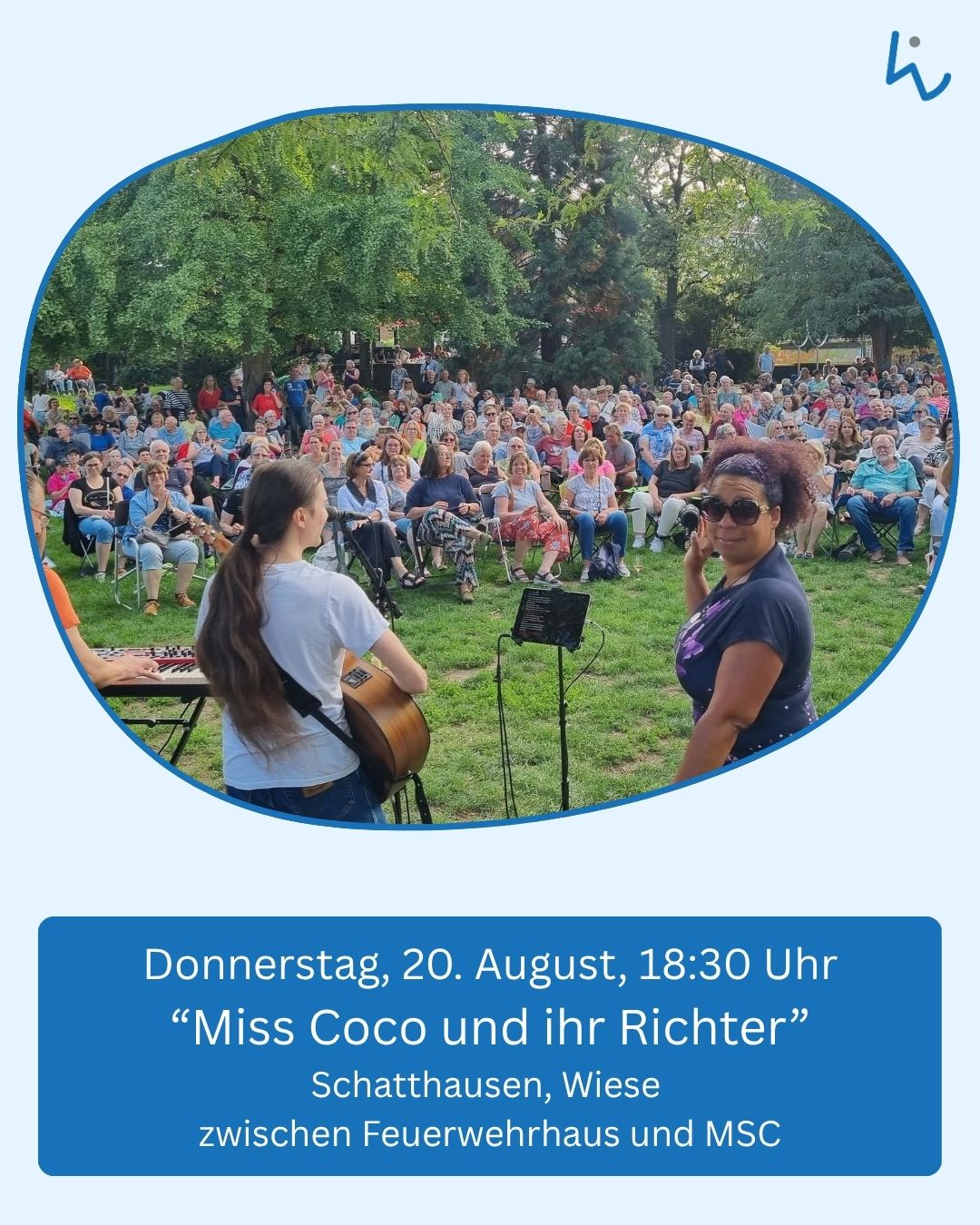 Ein ovales Foto zeigt ein Konzert im Freien auf einer Wiese. Im Vordergrund spielen zwei Personen Musik, eine mit Gitarre und eine mit Mikrofon, während im Hintergrund ein großes Publikum auf Stühlen sitzt. Darunter steht in einem blauen Kasten der Text: Donnerstag, 20. August, 18:30 Uhr, „Miss Coco und ihr Richter“, Schatthausen, Wiese zwischen Feuerwehrhaus und MSC. (KI-Alternativtext)