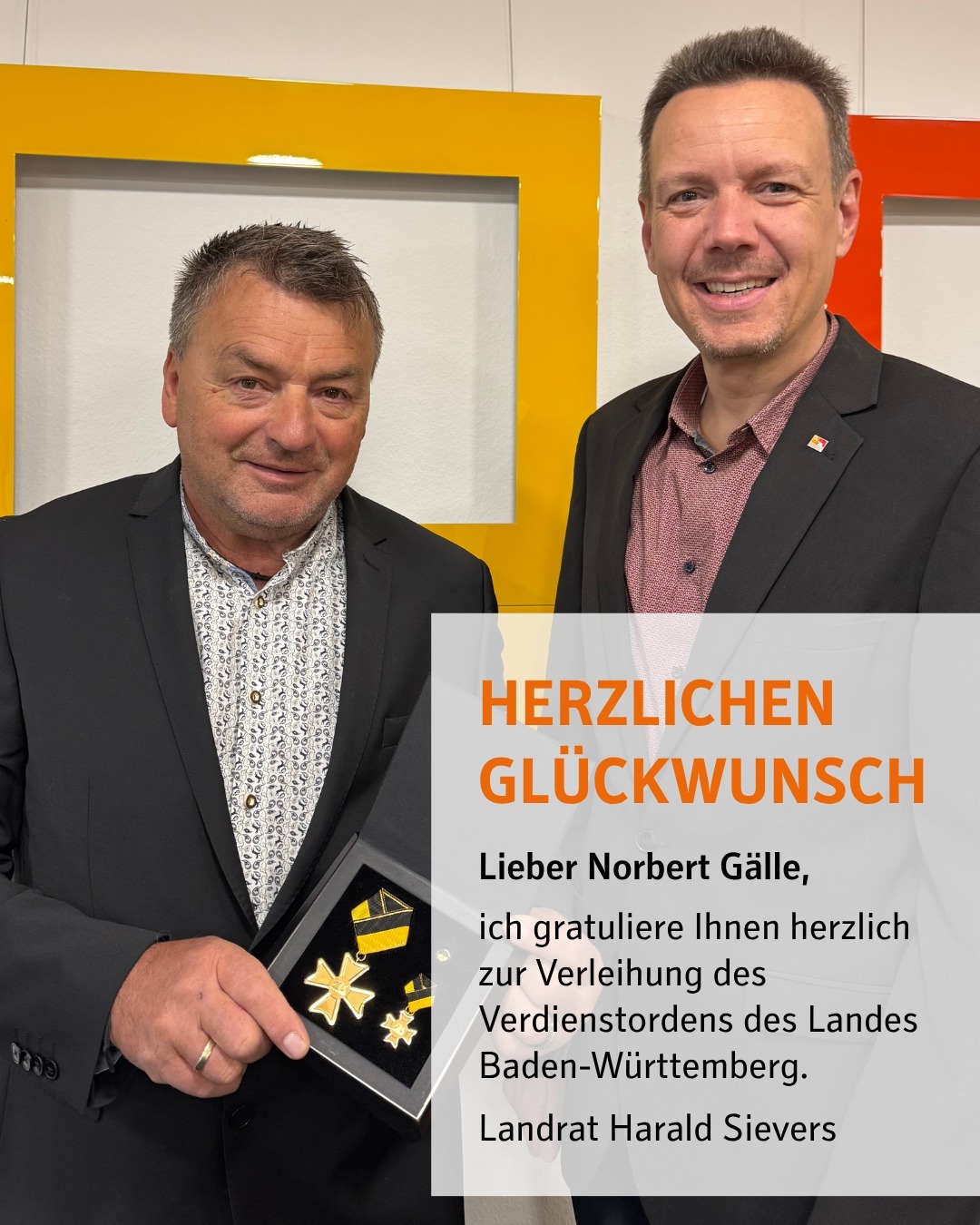 Zu sehen ist auf der linken Seite Norbert Gälle. Er hält seinen Landesverdienstorden des Landes Baden-Württemberg in der Hand. Rechts von ihm steht Landrat Harald Sievers. Bildtext: Herzlichen Glückwunsch. Lieber Norbert Gälle, ich gratuliere Ihnen herzlich zur Verleihung des Verdienstordens des Landes Baden-Württemberg. Landrat Harald Sievers.