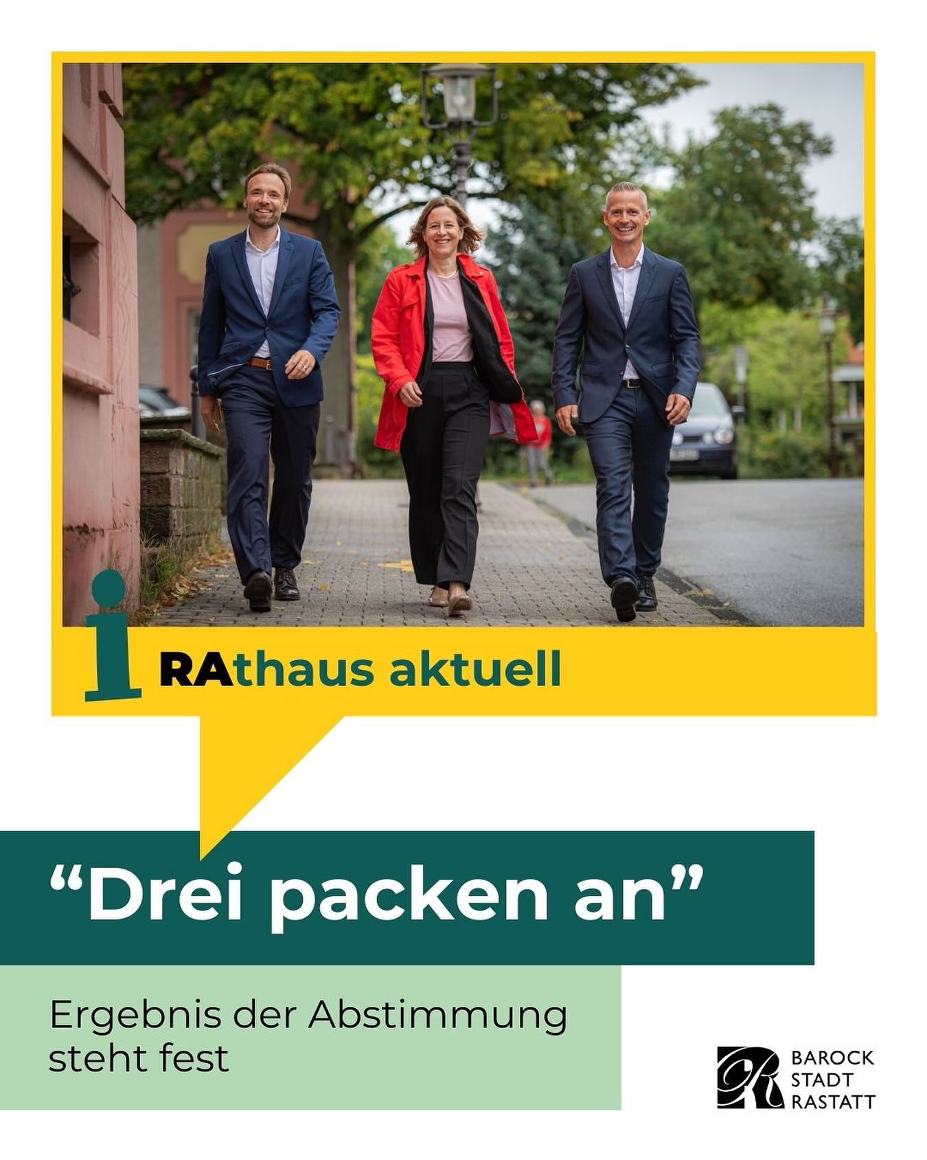 Dieser Alternativtext wurde KI-generiert: Drei Personen gehen auf einem Gehweg vor einem Gebäude mit Bäumen. Ein farbiges Plakat mit Text ist im Vordergrund zu sehen.