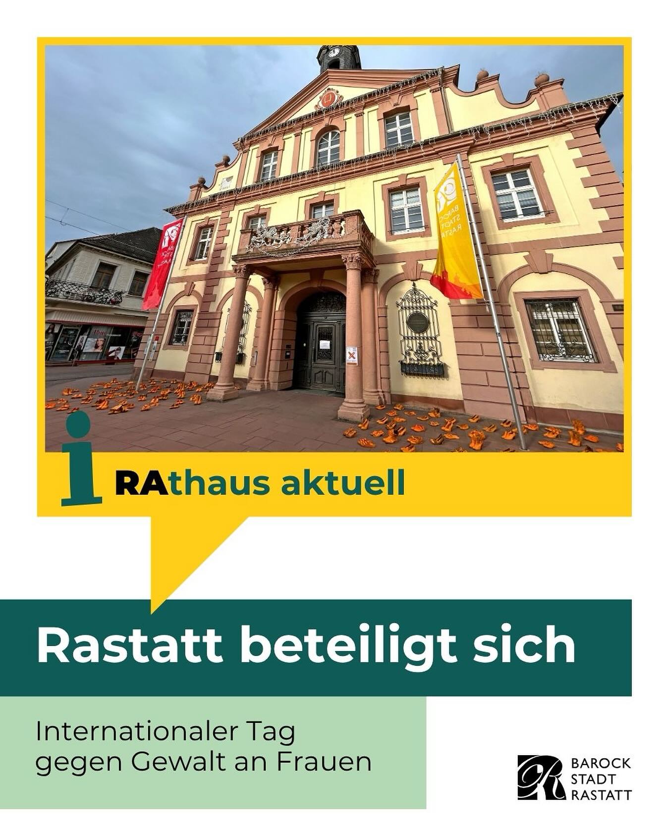 Dieser Alternativtext wurde KI-generiert: Ein Gebäude mit einem markanten roten Dach und einer Fassade mit vielen Fenstern. Vor dem Gebäude sind orangefarbene Papierflieger verteilt, und es gibt Banner und Schilder mit Aufschriften.