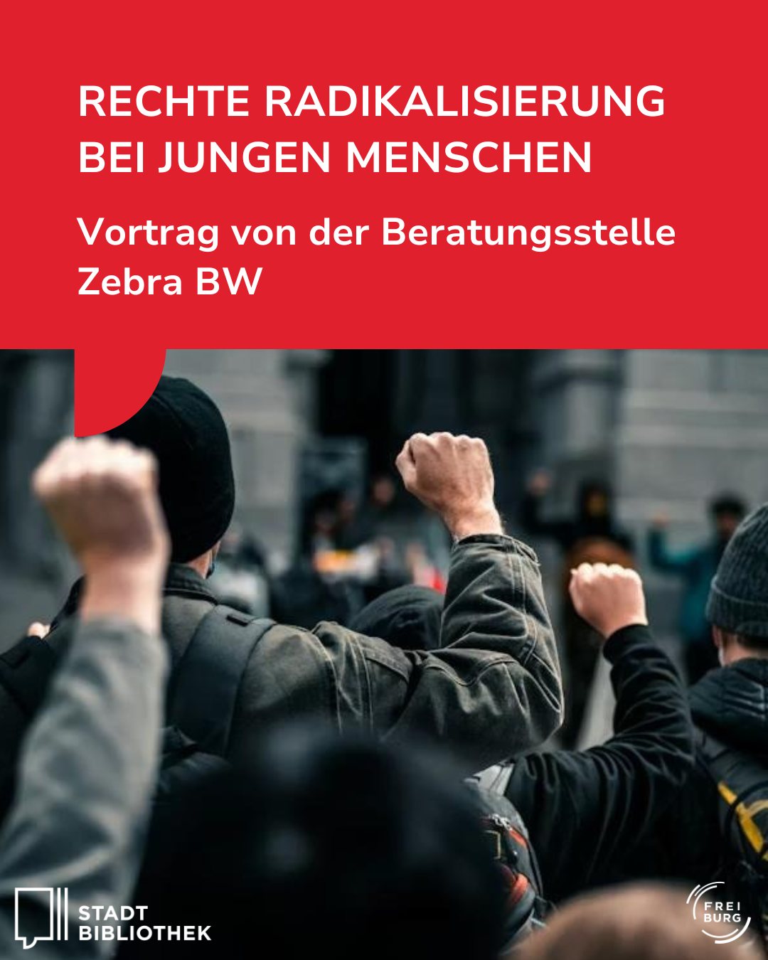 Dieser Alternativtext wurde KI-generiert: Rot-weißer Werbeflyer für einen Vortrag. Das Bild zeigt im unteren Bereich verschwommene Menschenansammlungen mit erhobenen Fäusten, gekleidet in dunkle Jacken.