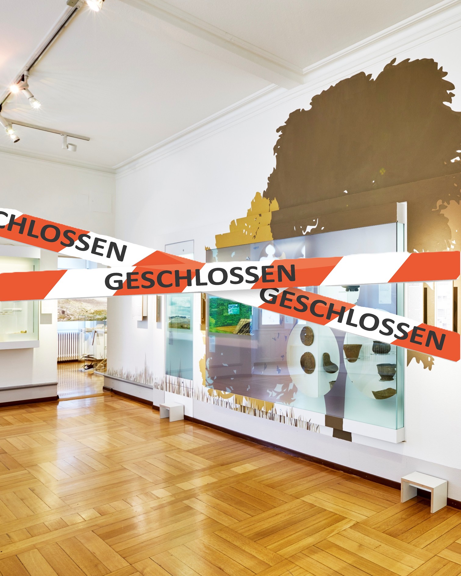 Ein Ausstellungsraum mit Glasvitrinen und Parkettboden ist durch rotes und weißes Absperrband abgeriegelt, auf dem der Schriftzug "GESCHLOSSEN" mehrfach zu lesen ist. (KI-Alternativtext)